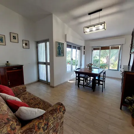 בית נופש House Close To The - Large Private Garden *