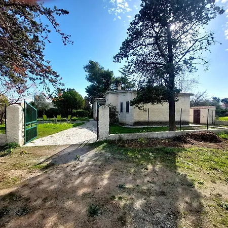 בית נופש House Close To The - Large Private Garden Tertenìa